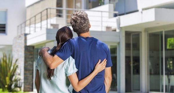 areja observando una vivienda moderna, asesorada por despacho de abogados en Logroño especializado en derecho inmobiliario y herencias.