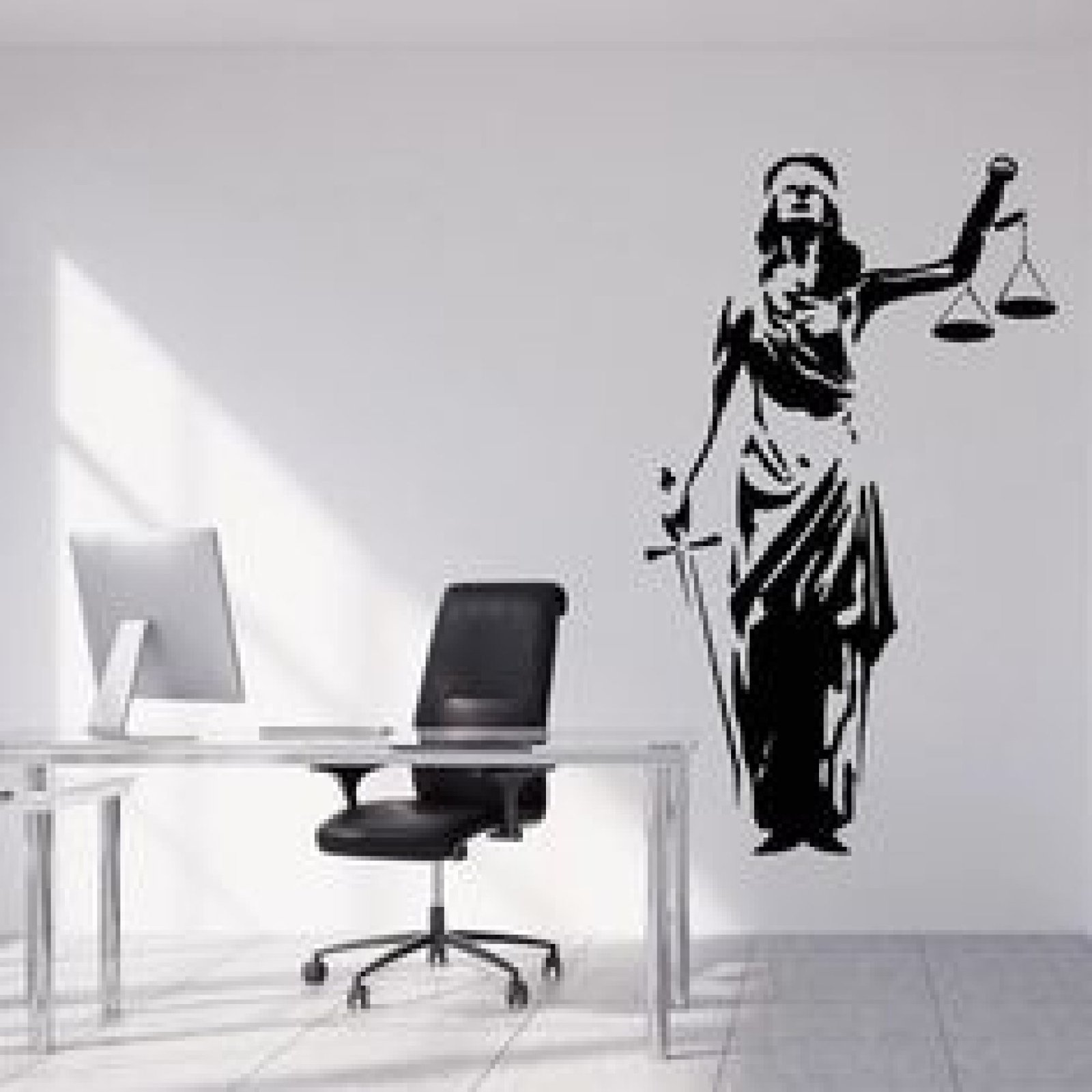 Despacho de abogados en Logroño con decoración de la figura de la justicia en la pared y mobiliario moderno.
